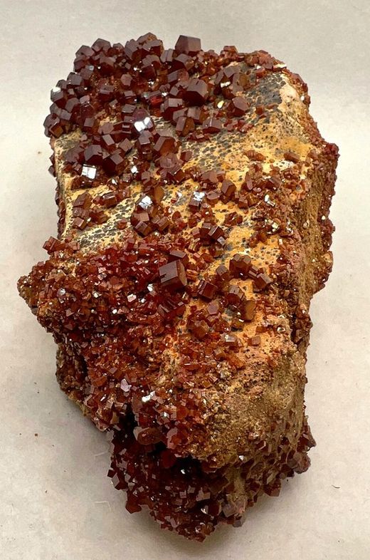 Vanadinita cristales rojo intenso sobre matriz