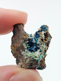 Veszelyita cristales en geoda