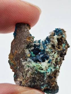 Veszelyita cristales en geoda