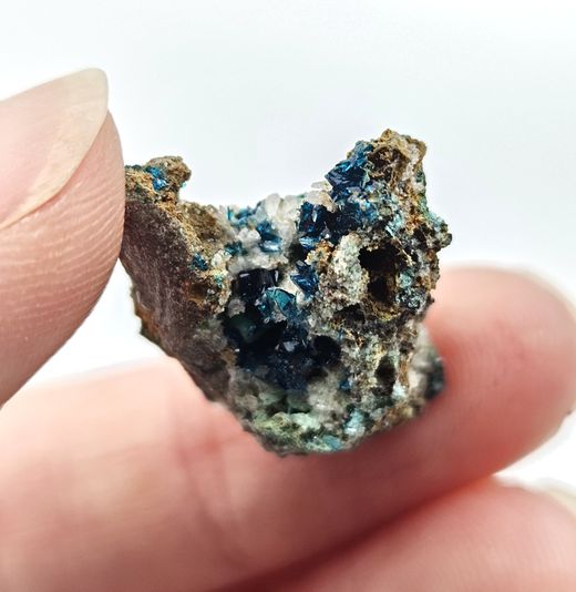 Veszelyita cristales en geoda