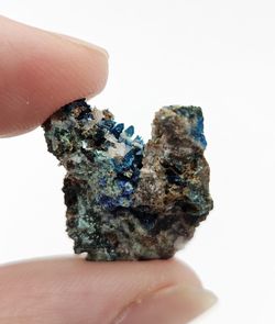 Veszelyita cristales en geoda
