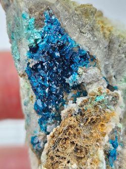 Veszelyita cristales en superficie