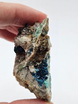 Veszelyita cristales en superficie