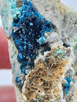 Veszelyita cristales en superficie