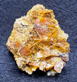 Wulfenita cristales color mostaza