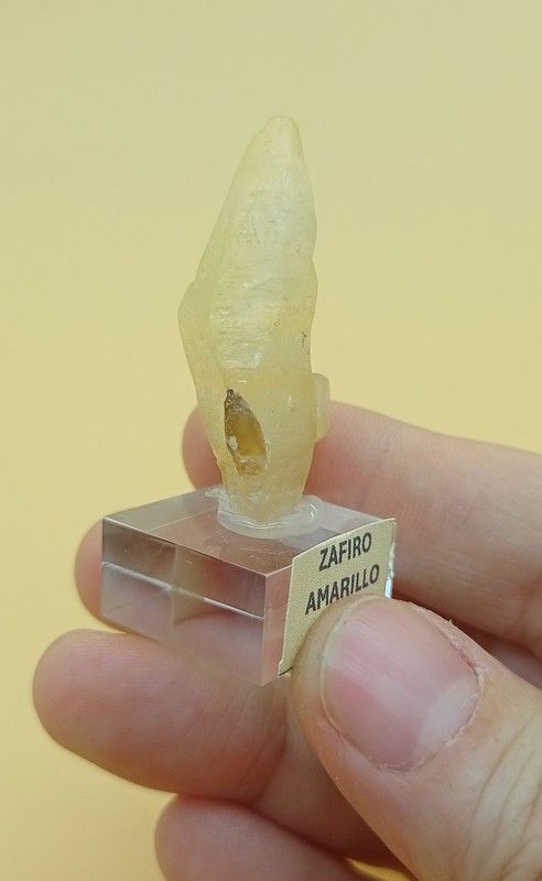Zafiro amarillo cristal bipiramidal