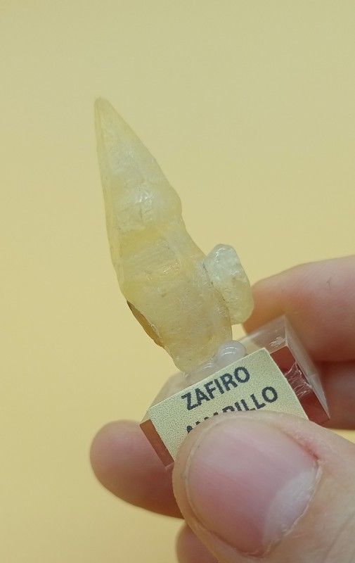 Zafiro amarillo cristal bipiramidal
