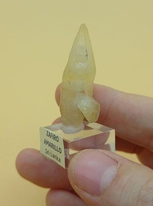 Zafiro amarillo cristal bipiramidal