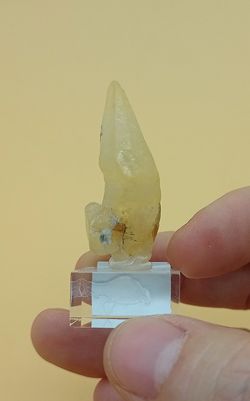 Zafiro amarillo cristal bipiramidal