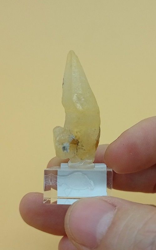 Zafiro amarillo cristal bipiramidal