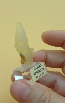 Zafiro amarillo cristal bipiramidal