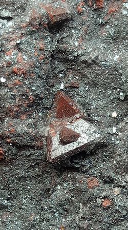 Zunyita en Hematites