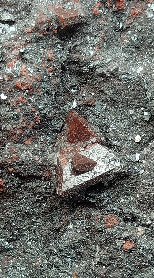 Zunyita en Hematites