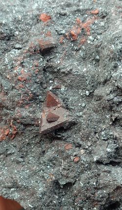 Zunyita en Hematites