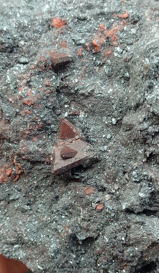 Zunyita en Hematites